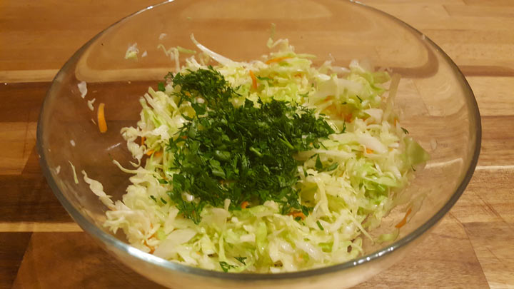 Рецепт салата из свежей капусты с зелью петрушки и укропа - шаг 6