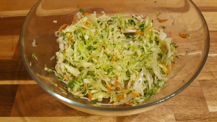 Рецепт салата из свежей капусты с зелью петрушки и укропа - шаг 7