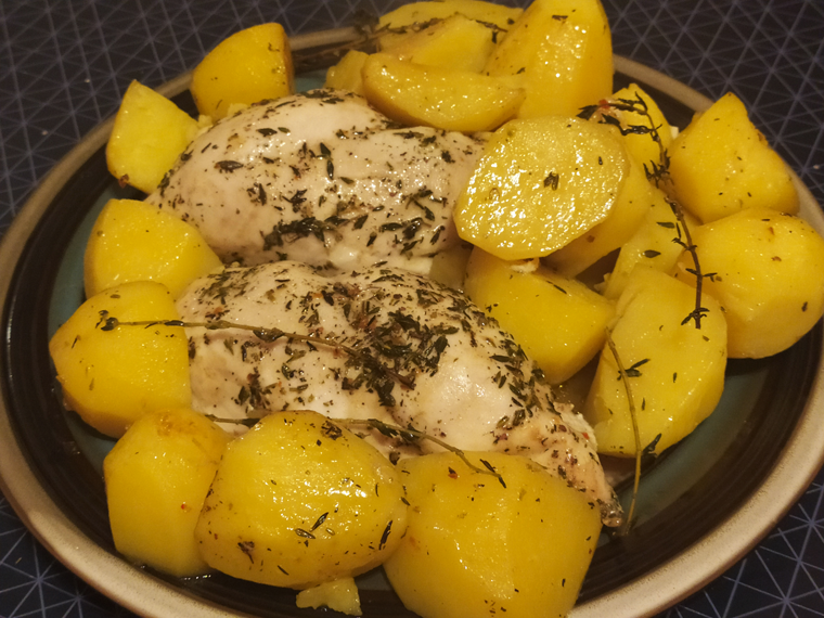 Рецепт Нежные сочные куриные грудки с тимьяном, картофелем и оливковым маслом в духовке