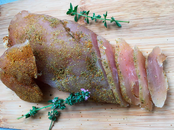 Вкусное пряное мясо куриных грудок, вяленное с травами и специями — пошаговый рецепт с фото