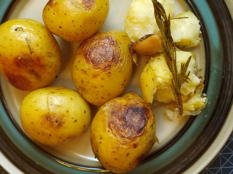 Картошка с мясом, запеченная в рукаве - рецепт простого блюда из овощей