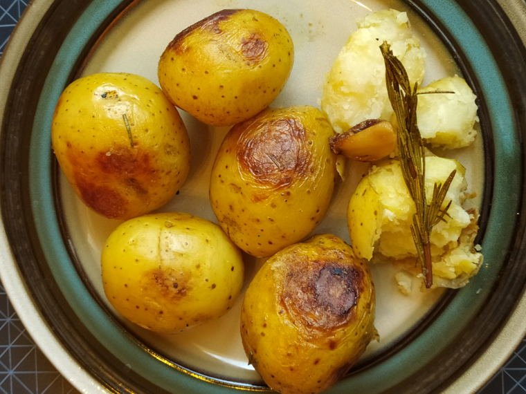 Рецепт картофеля запеченного с кожурой в пакете для запекания с чесноком, розмарином и оливковым маслом