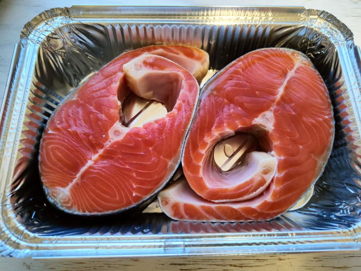 Рецепт Вкусного ужина из кижуча, приготовленного на пару пряными травами и специями - шаг 1