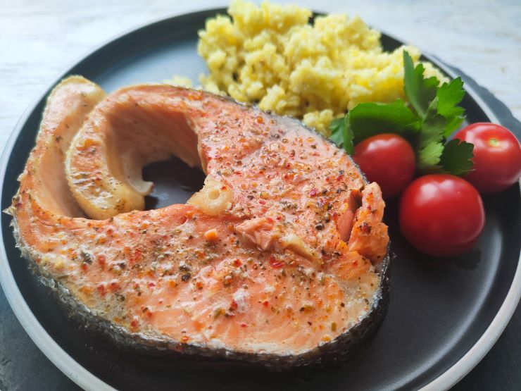 Рецепт Вкусного ужина из кижуча, приготовленного на пару пряными травами и специями