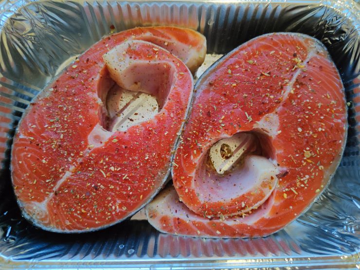 Рецепт Вкусного ужина из кижуча, приготовленного на пару пряными травами и специями - шаг 2