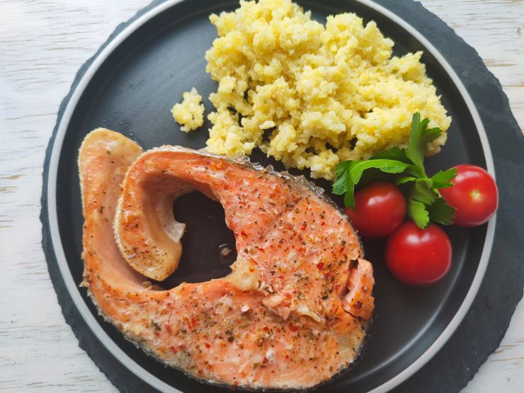 Рецепт Вкусного ужина из кижуча, приготовленного на пару пряными травами и специями - шаг 5