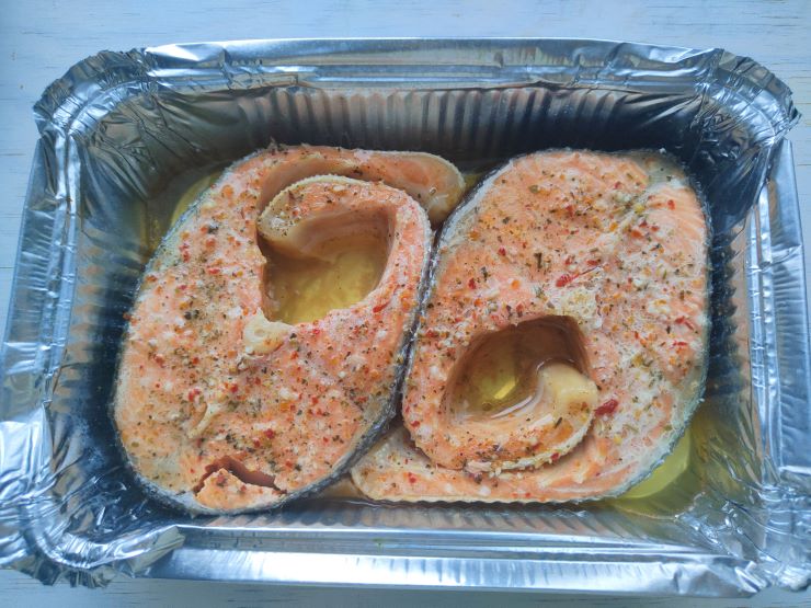 Рецепт Вкусного ужина из кижуча, приготовленного на пару пряными травами и специями - шаг 4