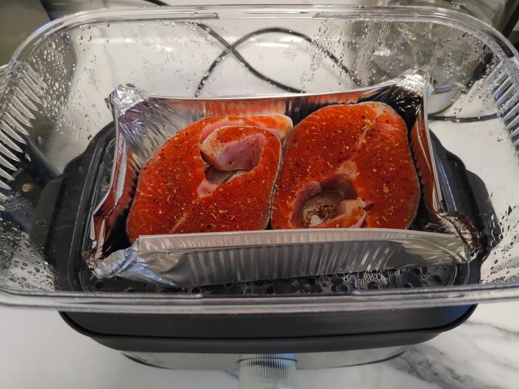 Рецепт Вкусного ужина из кижуча, приготовленного на пару пряными травами и специями - шаг 3