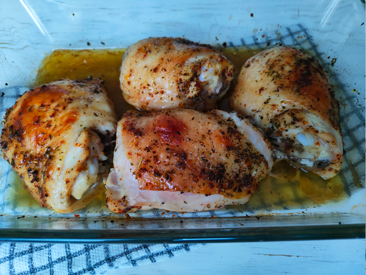 Рецепт куриных бедер в духовке со специями и крупной солью