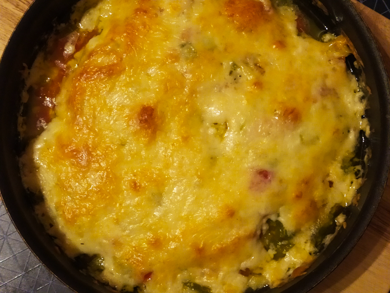 Рецепт запеченной куриной грудки под соусом Бешамель с сыром, помидорами и зеленым луком