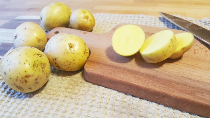Рецепт куриных голеней запеченных с картофелем - шаг 3