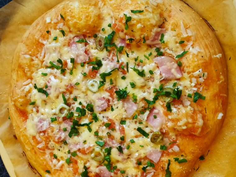 Рецепт аппетитной пиццы с помидором, прованскими травами, сыром и беконом