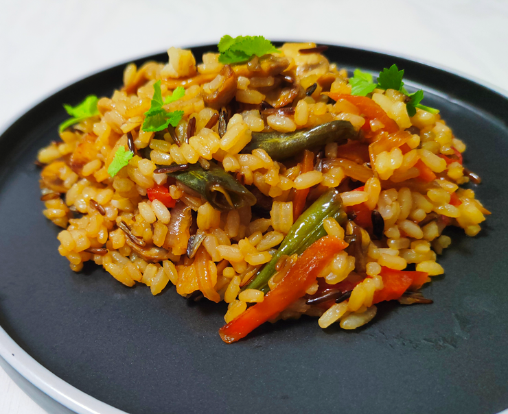 Вкусный гарнир с рисом и овощами к ужину на сковороде — пошаговый рецепт с фото