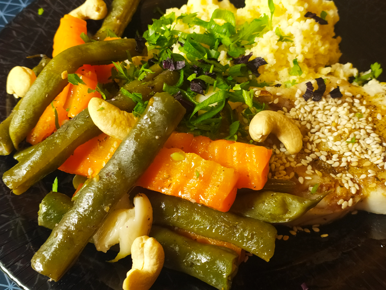 Рецепт диетического филе минтая, приготовленного в пароварке с овощами и травами