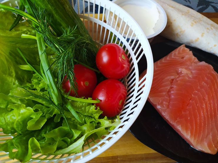 Рецепт рулета из лаваша с лососем и овощами - шаг 1