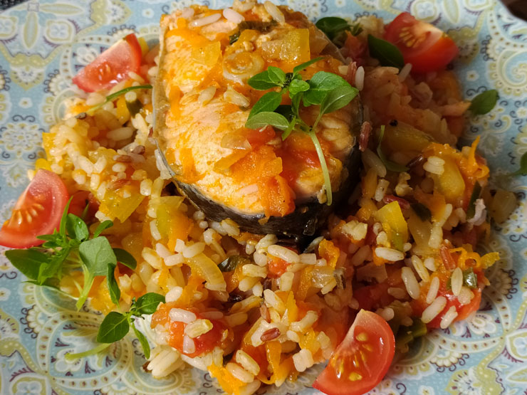 Рецепт рыбы с рисом, в овощном соусе с помидорами и базиликом