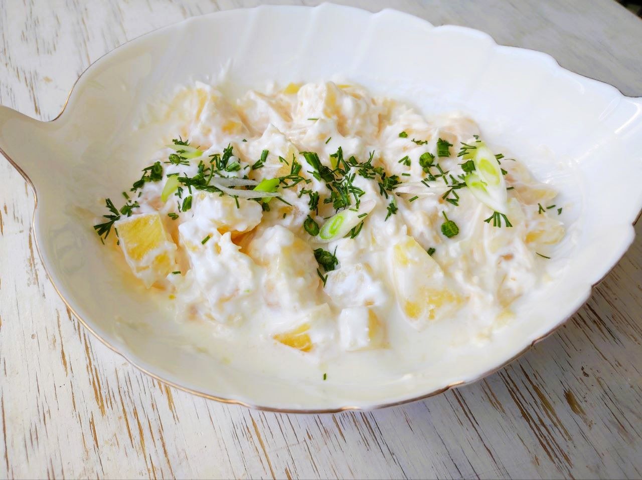 Рецепт салата из ананаса, сыра и чеснока с диетической заправкой - шаг 6