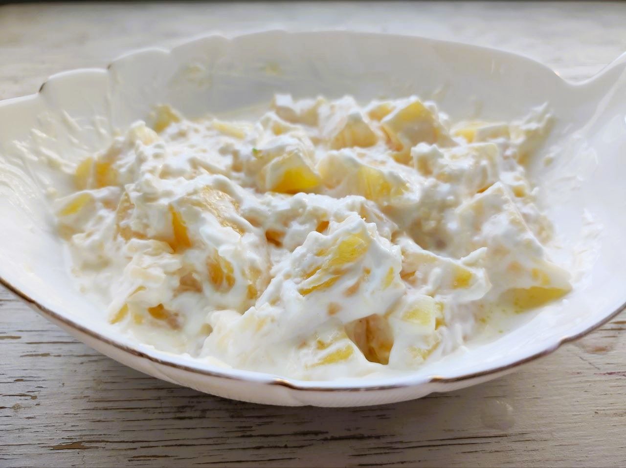 Рецепт салата из ананаса, сыра и чеснока с диетической заправкой - шаг 5