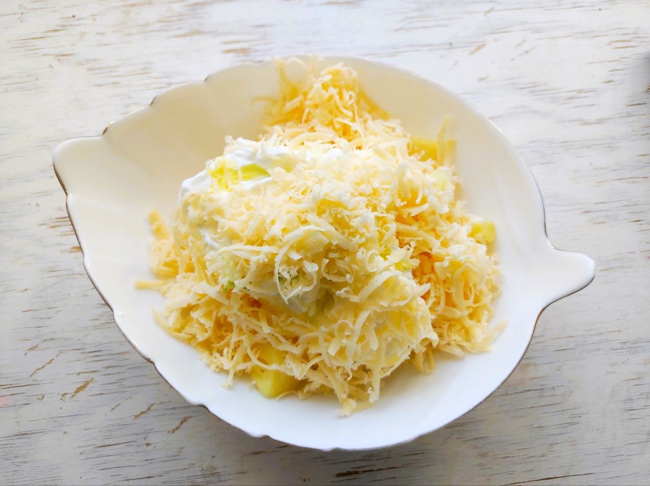 Рецепт салата из ананаса, сыра и чеснока с диетической заправкой - шаг 4