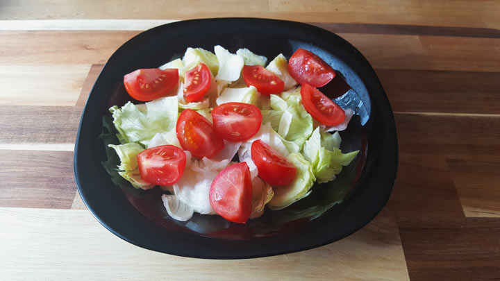 Салат с сухариками и колбасой