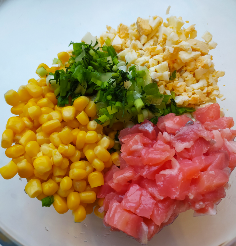 Рецепты вкусных салатов с красной рыбой: 32 рецепта
