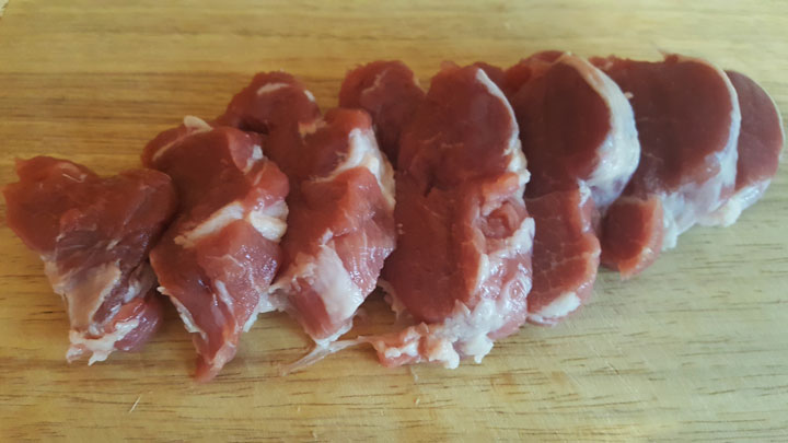 Рецепт салата с жареной свининой - шаг 2
