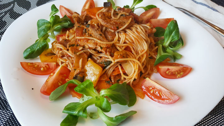 Рецепт cпагетти с мясом и овощами в сковороде вок