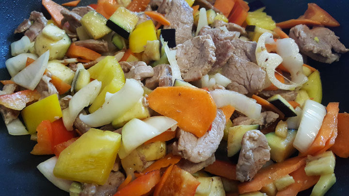 свинина с грибами на сковороде с луком и морковью и томатом рецепт | Дзен