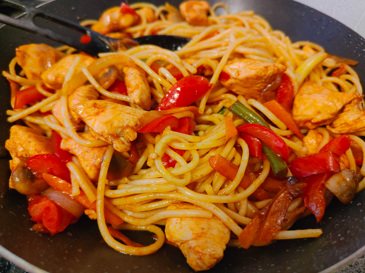 спагетти с овощами на сковороде и сыром | Дзен