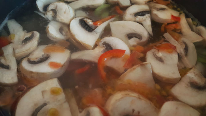 Рецепт супа Том Кха с курицей, овощами и острыми специями - шаг 4