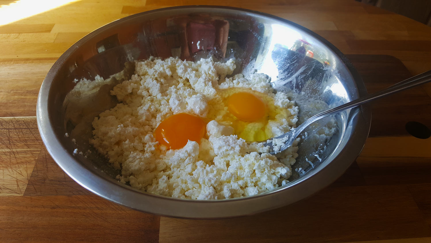 Рецепт сырников со сметаной и клубничным соусом - шаг 2