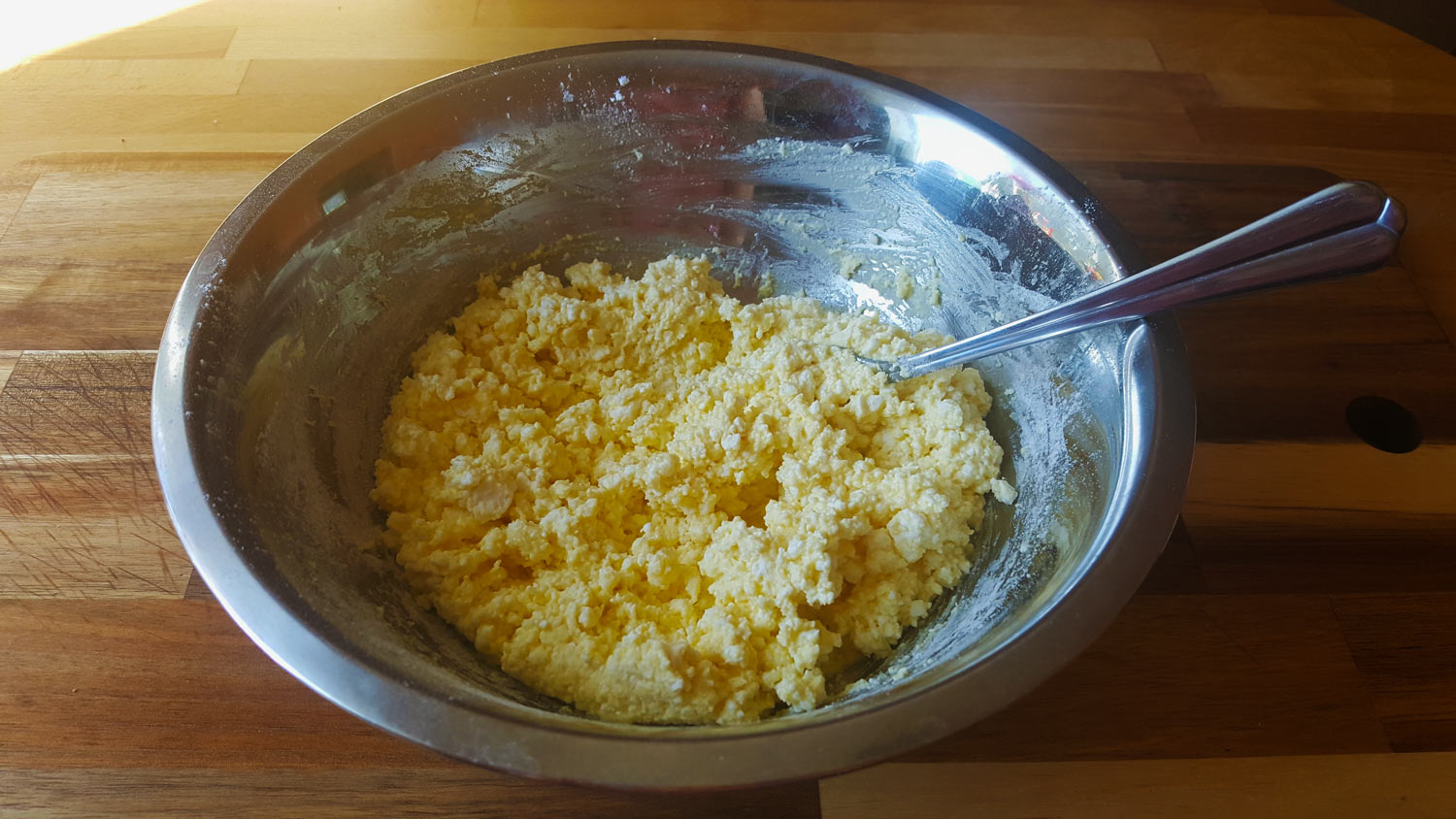 Рецепт сырников со сметаной и клубничным соусом - шаг 1