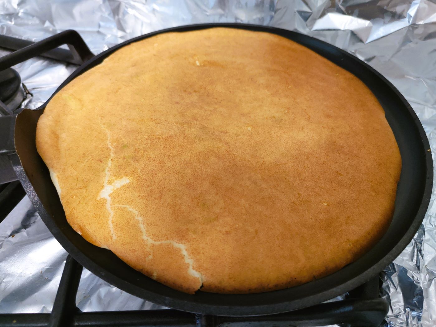Рецепт закусочного торта с кабачком и чесноком - шаг 12