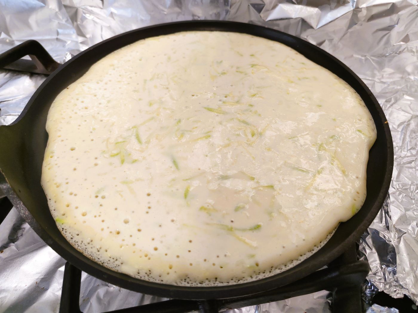 Рецепт закусочного торта с кабачком и чесноком - шаг 11