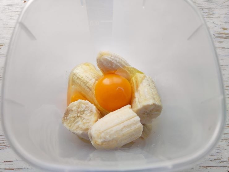 Рецепт Домашнего торта с яйцами, бананом и какао - шаг 2