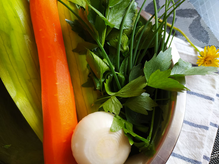 Рецепт сочных тушеных кабачков с пряной зеленью, луком и морковью - шаг 1