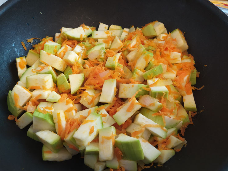 Рецепт сочных тушеных кабачков с пряной зеленью, луком и морковью - шаг 4
