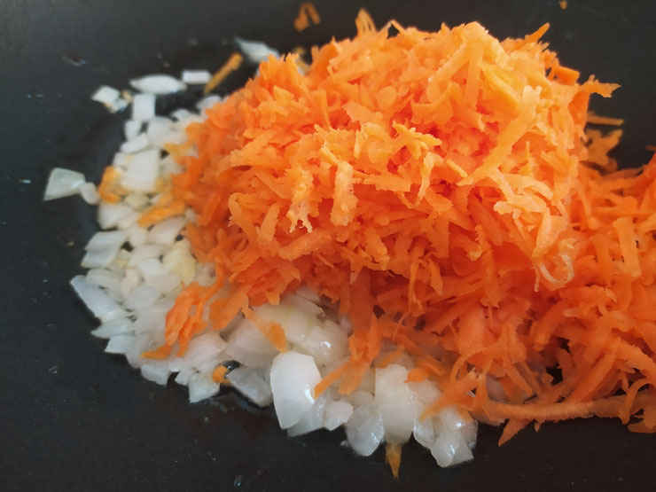 Рецепт сочных тушеных кабачков с пряной зеленью, луком и морковью - шаг 3