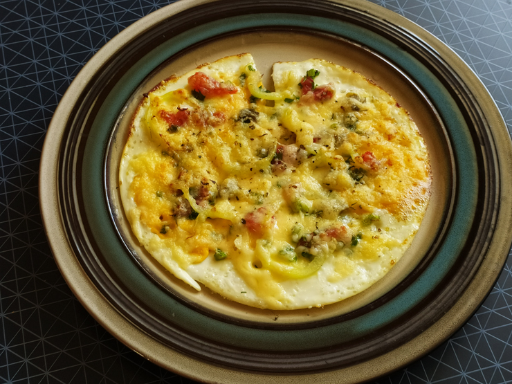 Рецепт Пиццы-яичницы с овощами и зеленью с румяной сырной корочкой