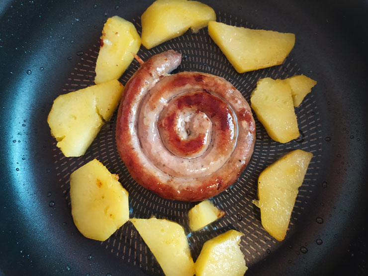 Омлет с колбасой и помидорами черри в духовке