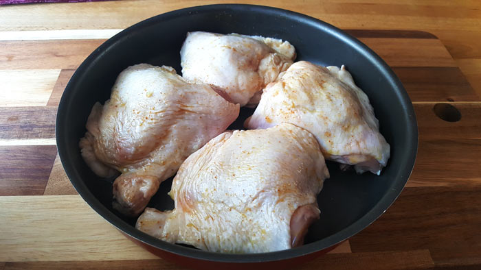 Рецепт бёдер куриных в духовке - шаг 2