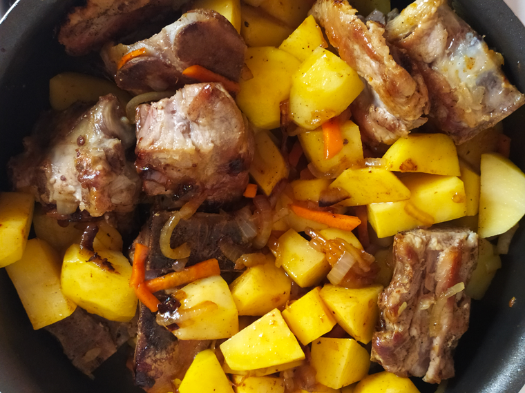 Рецепт жаркого из мяса на кости с картофелем, морковью, репчатым луком и чесноком - шаг 7