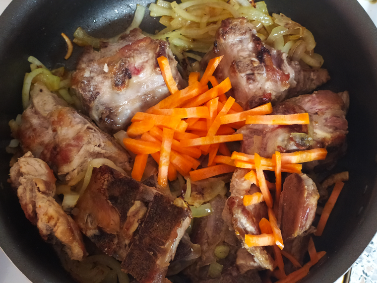 Рецепт жаркого из мяса на кости с картофелем, морковью, репчатым луком и чесноком - шаг 5