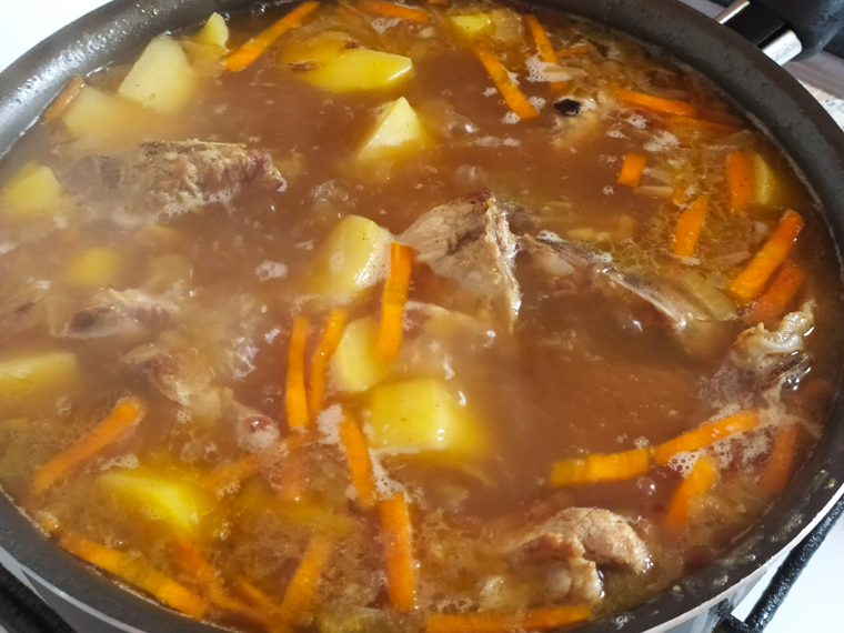 Рецепт жаркого из мяса на кости с картофелем, морковью, репчатым луком и чесноком - шаг 8