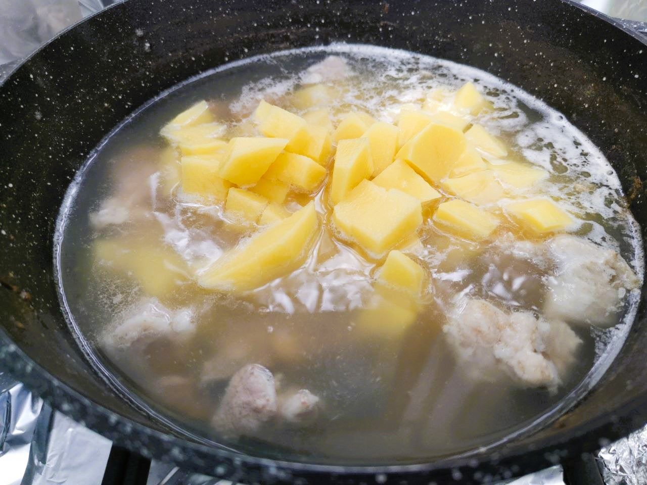 Рецепт блюда из свинины на косточке, картофеля и капусты - шаг 6