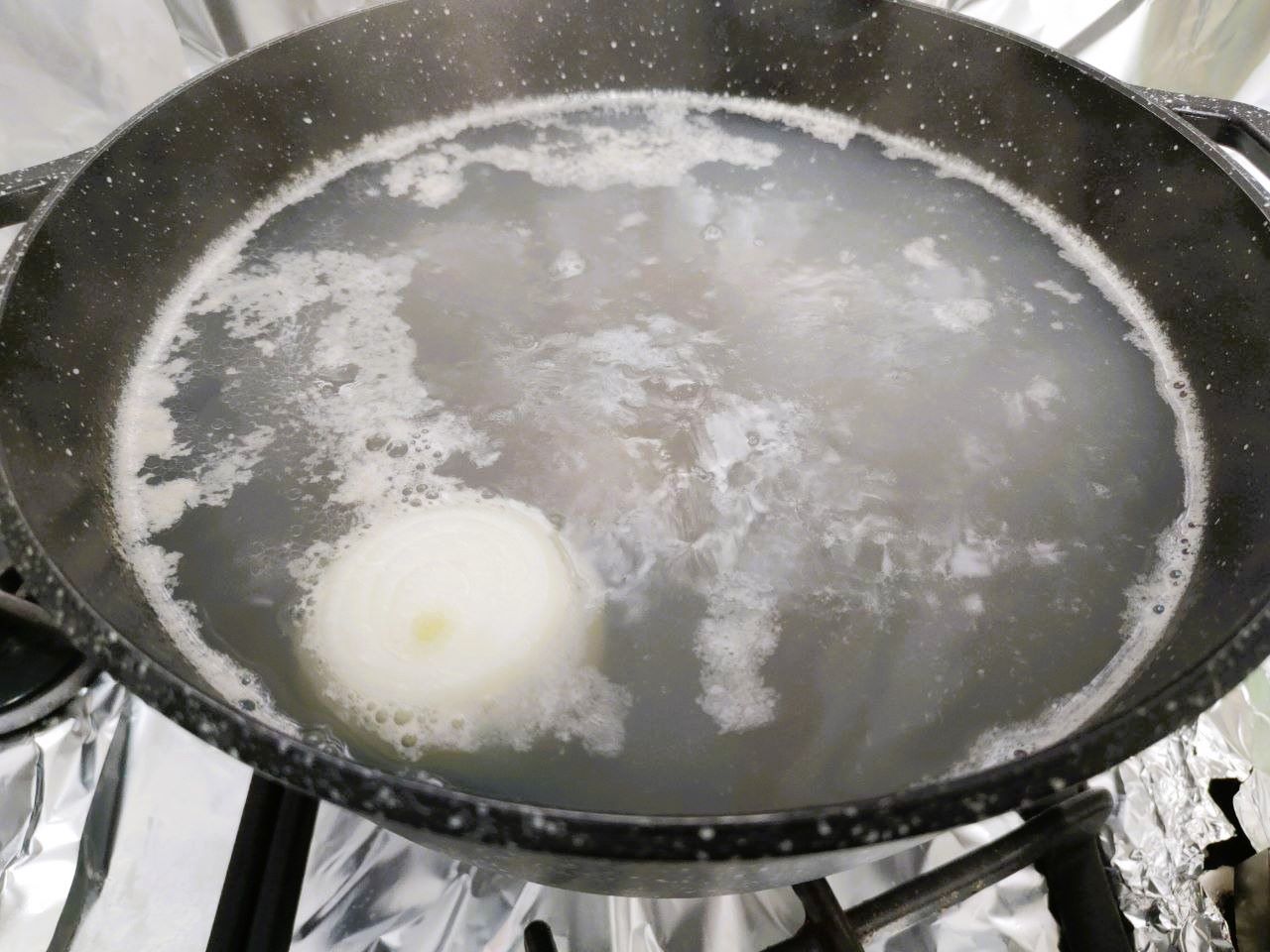 Рецепт блюда из свинины на косточке, картофеля и капусты - шаг 3