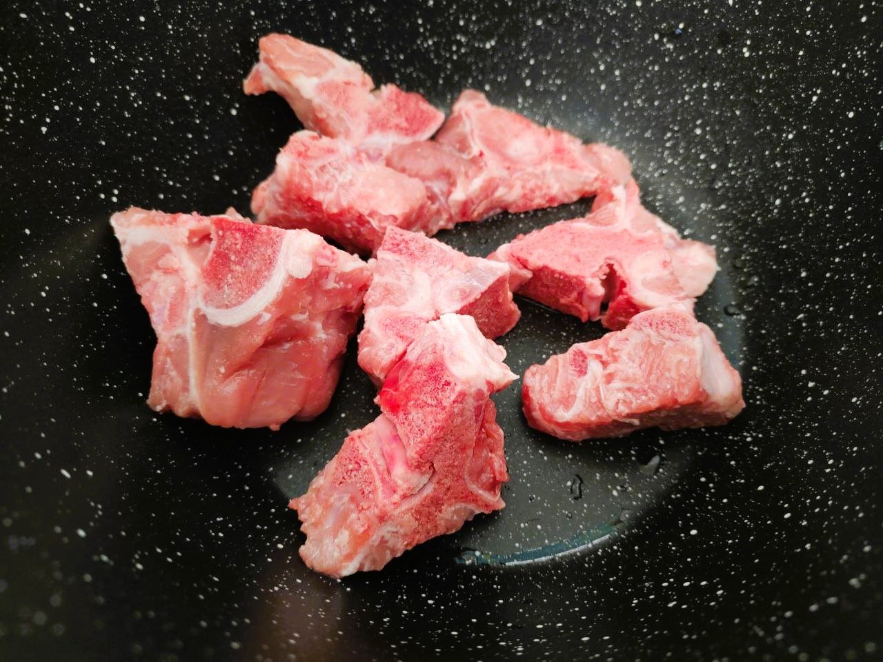 Рецепт блюда из свинины на косточке, картофеля и капусты - шаг 1