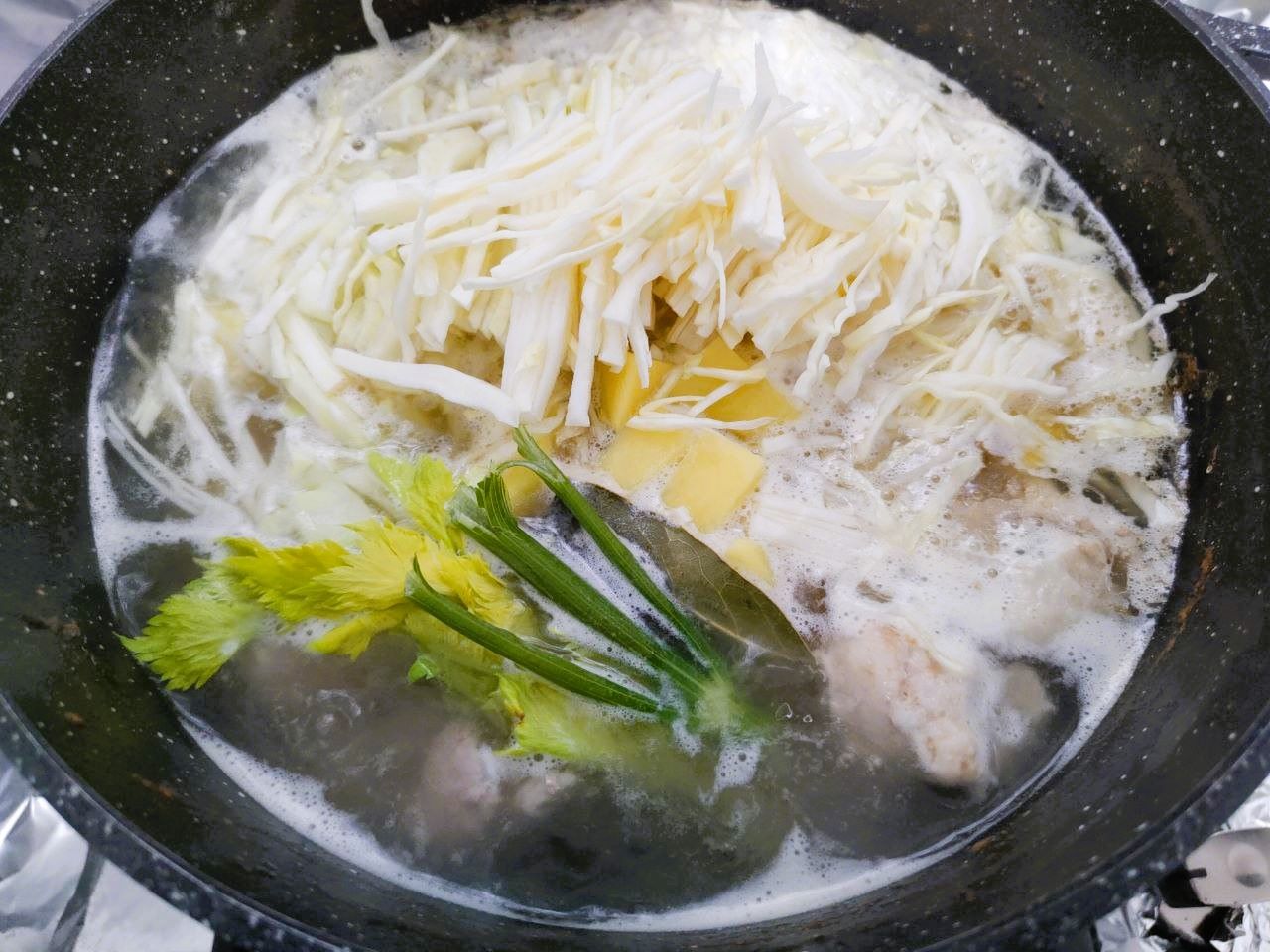 Рецепт блюда из свинины на косточке, картофеля и капусты - шаг 8