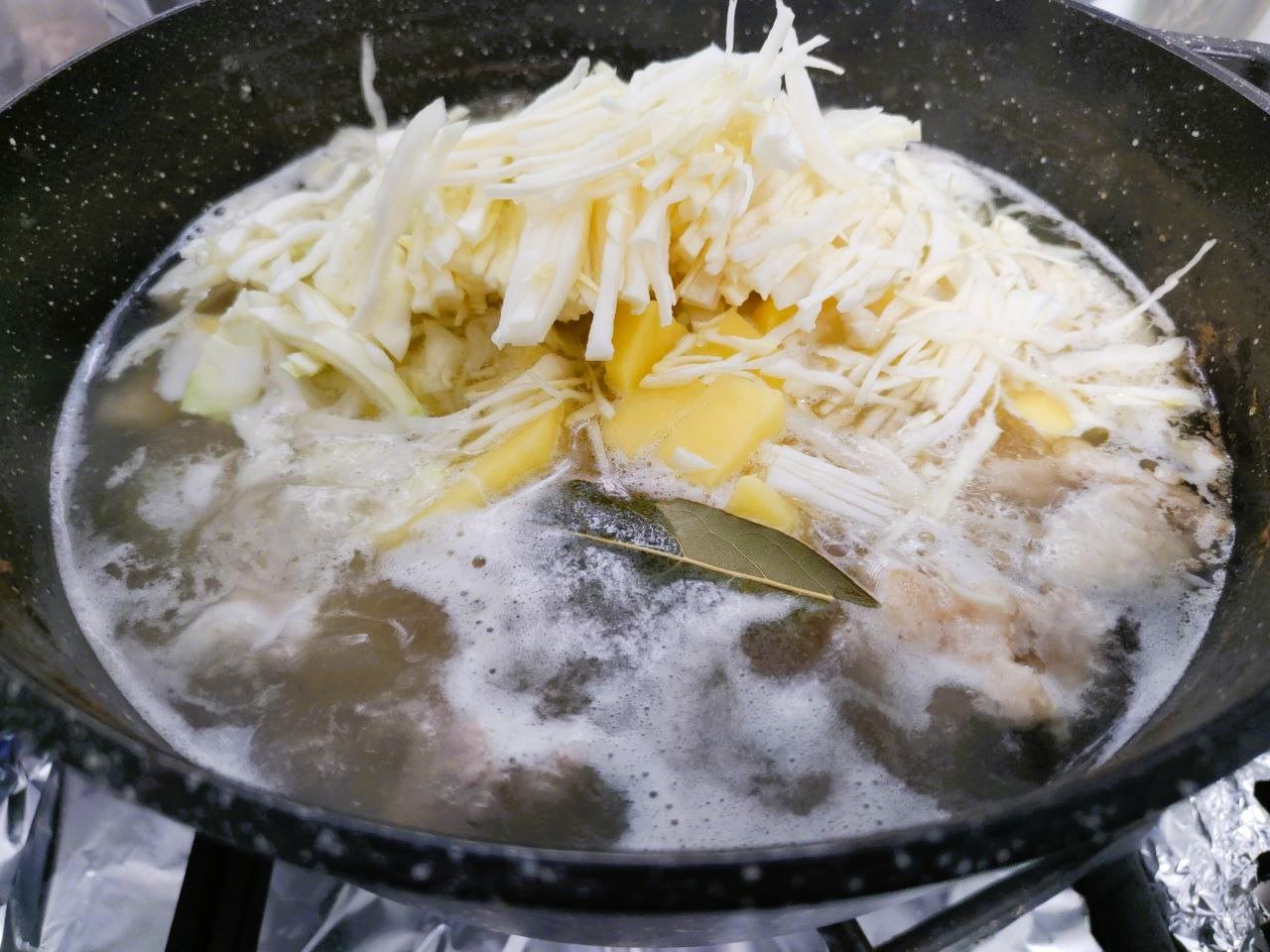 Рецепт блюда из свинины на косточке, картофеля и капусты - шаг 7